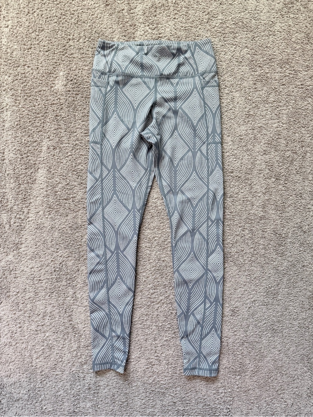 Senita Athletics Gray & White Peacock leggings